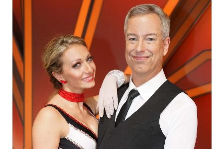 Moderator Thomas Hermanns (55) wirbelt mit Regina Luca (29, aus Karlsruhe, sechsfache Landesmeisterin in MV in Standard und ...