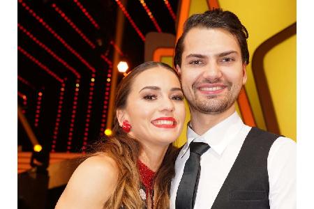Schauspieler und Sänger Jimi Blue Ochsenknecht (26) hat die Ehre mit Renata Lusin (30, aus Düsseldorf, u. a. Bronzemedaille ...