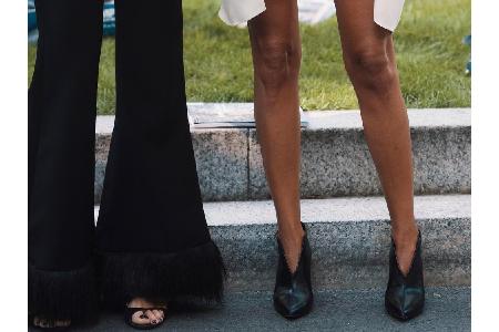 Pumps und Heels mit V-Ausschnitt strecken die Beine optisch, was sich sofort auf die ganze Silhouette auswirkt. Abstand halt...