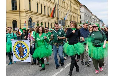 Wie die Menschen in Manchester haben auch die Münchner ihre Parade schon hinter sich. Mehr als 50 Gruppen zogen vergangenen ...