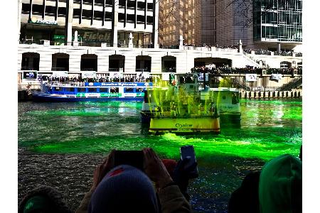 Dieses Bild kennen nicht nur glühende Fans des irischen Nationalfeiertags. Seit 1962 wird der Chicago River in der gleichnam...