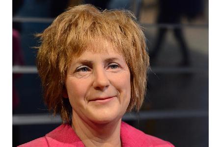 Eigentlich wurde Bundeskanzlerin Angela Merkel von den Wachskünstlern ganz gut getroffen. Doch was haben sie sich nur bei de... Eigentlich wurde Bundeskanzlerin Angela Merkel von den Wachskünstlern ganz gut getroffen. Doch was haben sie sich nur bei de...