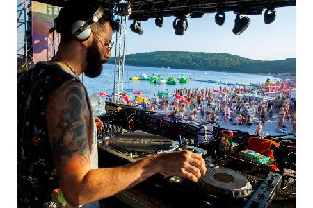 Der kleine Bruder des Exit Festivals ist das Sea Dance an der Küste von Montenegro, genauer gesagt in Budva. Zwischen Cockta...