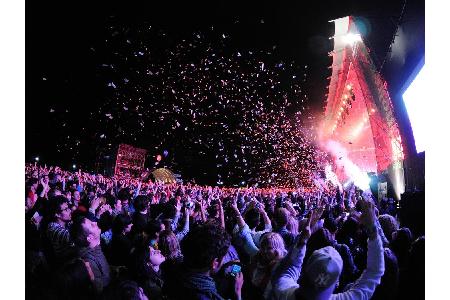 Riesige Line-ups und wilde Beach-Partys locken jedes Jahr rund 35.000 Musikfans auf das Festival Internacional de Benicàssim...