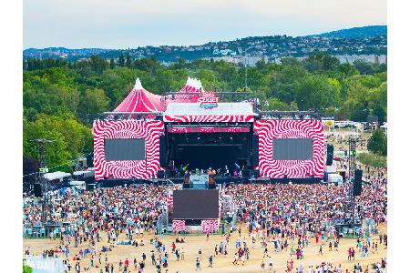 Auch an bzw. auf der Donau gibt es was auf die Ohren. Wer zum Sziget Festival nach Ungarn reist, kann auf der Donauinsel nic...