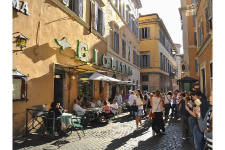 Statt caffè oder granita bietet sich aber auch ein gelato an. Gleich um die Ecke vom Pantheon befindet sich mit der 