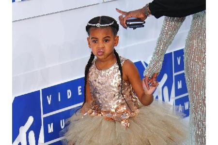Diese Aktion bleibt im Gedächtnis: Mit gerade einmal sechs Jahren bot Blue Ivy, die Tochter von Beyoncé Knowles (36) und Jay... Diese Aktion bleibt im Gedächtnis: Mit gerade einmal sechs Jahren bot Blue Ivy, die Tochter von Beyoncé Knowles (36) und Jay...