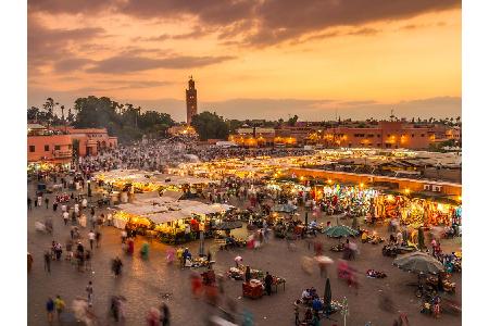 Der Mond über Marrakesch ist noch nicht aufgegangen, doch mit der Dämmerung erwacht der Markt am Djeema el Fna mitsamt seine...