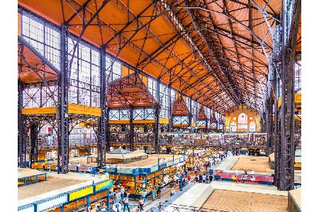 Die 1897 fertiggestellte Markthalle von Budapest ist heute einer der größten Touristenmagnete Ungarns. Tausende Menschen str...
