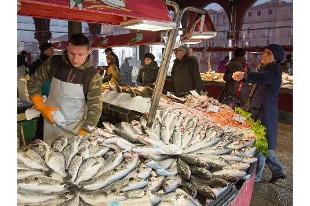 ... wenige Schritte von der Rialto Brücke entfernt, liegt der Fischmarkt von Venedig. Hier spricht bzw. schreit man nicht It...