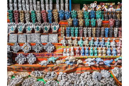 Weniger schön, dafür umso skurriler ist der Hexenmarkt Mercado de Hechicería im bolivianischen La Paz. 