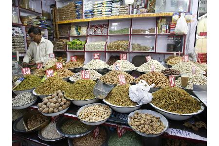 Auf der historischen Hauptstraße Chandni Chowk des alten Delhi findet man so allerlei: Silberschmieden, kleine Kunsthandwerk...