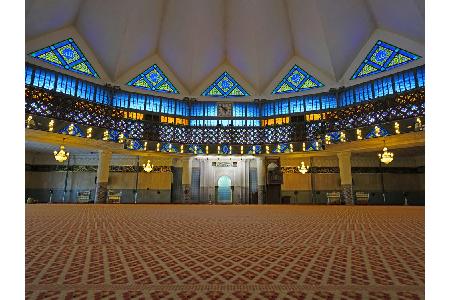 Ebenfalls ein echter Riese ist die Masjid Negara, die Nationalmoschee Malaysias. Rund 15.000 Gläubige finden hier zeitgleich...