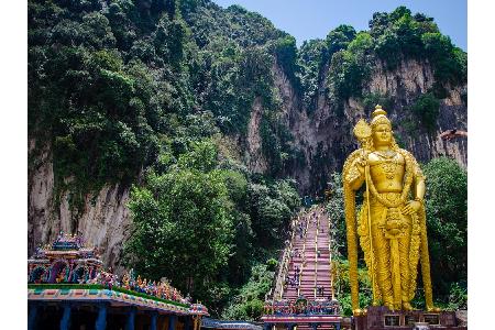 Zurück in der Hauptstadt, bzw. in ihre Nähe. Wenige Kilometer von Kuala Lumpur entfernt befinden sich die Batu Caves. In den...