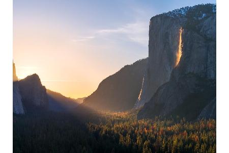 Ein Sturzbach aus Lava? Nicht ganz... Der Feuerfall im Yosemite-Nationalpark entsteht, wenn die Abendsonne auf das herabstür... Ein Sturzbach aus Lava? Nicht ganz... Der Feuerfall im Yosemite-Nationalpark entsteht, wenn die Abendsonne auf das herabstür...