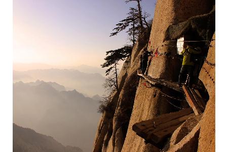 Für diese Aussicht müssen Wanderer wahrlich schwindelfrei sein. In Huashan erklimmen wagemutige Touristen den Hua-Mountain, ...