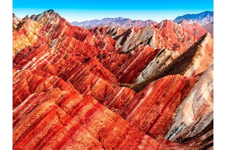 Auf zu den Regenbogenbergen in China! Das eindrucksvolle Farbenspiel des Danxia-Gebirges entstand durch Verwitterung der unt...