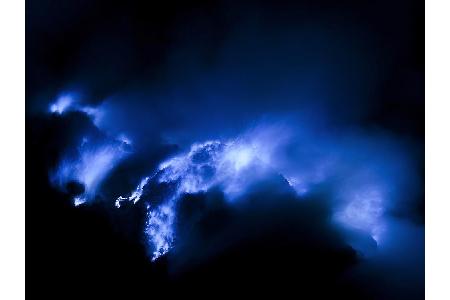 Was aussieht wie flüssige Lava ist das blaue Feuer des Mount Ijen auf Java. Hier tritt über 500 Grad heißes Schwefelgas aus,...