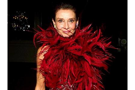 Audrey Hepburn bei den Council of Fashion Designers of America Awards 1989 in einem atemberaubenden roten Federkleid von - w...