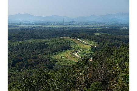 ...denn auch wenn der Grenzstreifen zwischen Süd- und Nordkorea mancherorts verträumt anmutet, ist er eine absolute Gefahren...