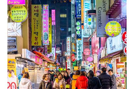 In den Straßen der Hauptstadt tummeln sich eigentlich zu jeder Tages- und Nachtzeit Menschen. Natürlich ist Seoul auch außer...