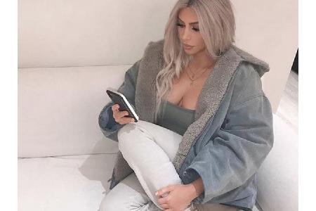 Umgekehrt liebt Kim Kanyes Modeentwürfe. Regelmäßig hüllt sie sich von Kopf bis Fuß in seine aktuelle Yeezy Season 6 Kollekt...