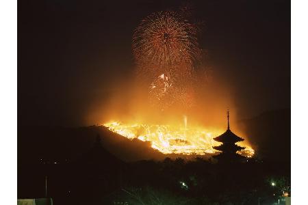 Am alljährlichen Wakakusa Yamayaki Fest in Japan wird eines Streits gedacht. Um an die Fehde zwischen den Kofukuji und Todai...
