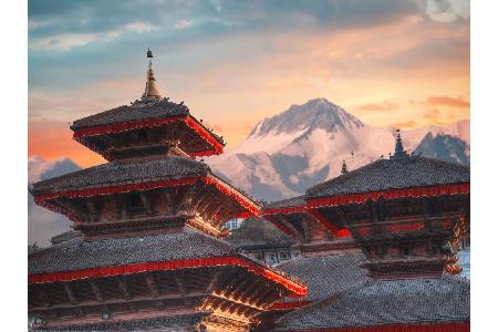 Genau, auf dem Dach der Welt. Nepal vereint Meditation mit Abenteuer und Trekking mit gutem Essen. In der Hauptstadt Kathman...
