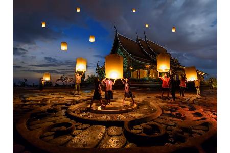 Schon allein die Lichterfeste in Thailand, wie hier am Tempel von Wat Sirindhorn Wararam, sind eine Reise wert. Aber auch di...