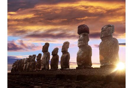 Bilder wie diese machten die Osterinsel weltbekannt. Wer die monumentalen Moai-Statuen mit eigenen Augen bewundern will, mus...