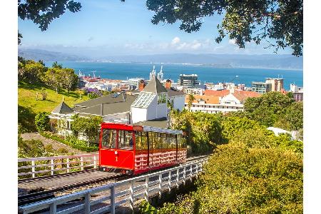 Und auch die abgelegenste Hauptstadt der Welt befindet sich mit Wellington im Land der Schafe und Kiwis. Ob die Neuseeländer...