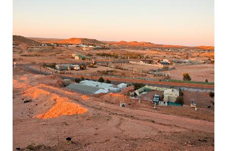 Anfang des 20. Jahrhunderts wurde im australischen Outback ein Opal gefunden. Heute ist die Gegend um Coober Pedy eines der ...