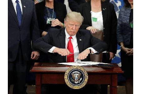 Nach nur fünf Tagen im Amt zückte Trump entschlossen seinen Stift und unterschrieb ein Dekret, das als 