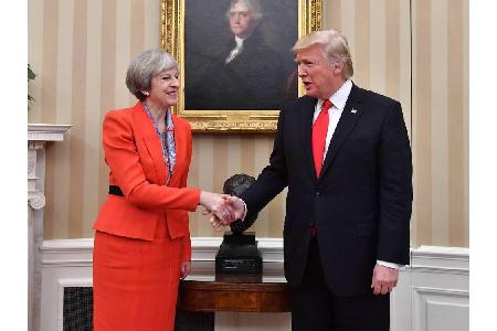 Nach genau einer Woche empfing Trump die britische Premierministerin Theresa May im Weißen Haus. Traditionell gilt das Verei...