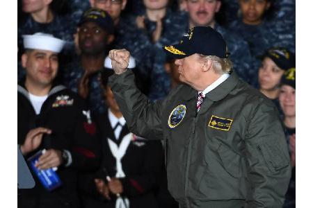 Donald Trump in Soldaten-Pose. Ähnliche Bilder kennen wir bereits von George W. Bush und auch von Barack Obama. Bei Militär-...