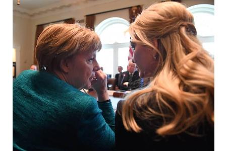 Mit der Präsidententochter Ivanka hat sich Merkel hingegen offenbar sehr gut verstanden. Zumindest sprachen hinterher beide ...