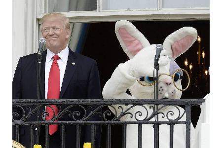 Zurück zu amüsanteren Themen: An Ostern präsentierte sich Trump neben dem obligatorischen Hasen. US-Medien machten sich eine...
