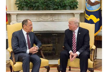 Mitte Mai besuchte mit Außenminister Sergei Lawrow zum ersten Mal ein ranghoher Russe Trump im Weißen Haus. Dabei kam es zu ...