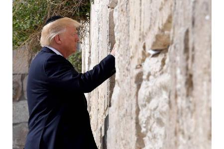 Ein Bild schreibt Geschichte: Noch nie zuvor hatte ein US-Präsident die Klagemauer in Jerusalem besucht. Trump unterstreicht...