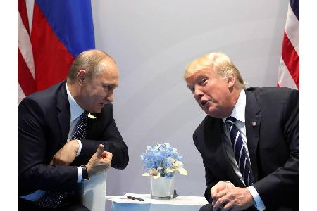 Wenige Wochen später gab es beim G20-Gipfel in Hamburg das erste Treffen zwischen Trump und seinem russischen Amtskollegen W...