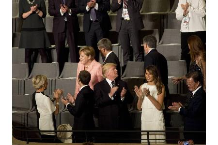 In Hamburg besuchte Trump mit seiner Gattin Melania auf Einladung von Angela Merkel und ihrem Mann Joachim Sauer noch die El...