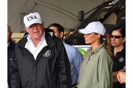 Was hat ihn da denn nur geritten? Während eines Besuchs bei Opfern des Hurrikans Irma in Fort Myers sagte Trump in die Kamer...