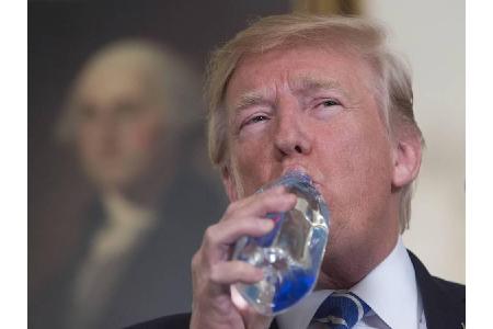 Diese Bilder gingen um die Welt: Donald Trump nimmt während einer Rede einen Schluck aus einer Wasserflasche. Dabei stellt e...