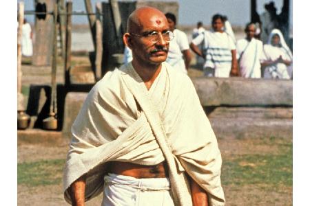 Die meisten werden ihn aber wohl auf ewig mit seiner Darbietung als indischer Widerstandskämpfer Mahatma Gandhi in Verbindun...