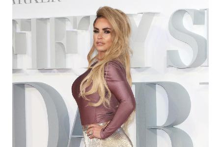 Die Oberweite war Katie Price' (39) Markenzeichen. Im Jahr 2015 überraschte das Model dann mit einem Instagram-Bild und deut...