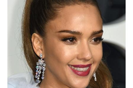 Auch Hollywood-Schönheit Jessica Alba (36) hilft offensichtlich künstlich nach. Doch mit ihren voluminösen Wimpern klimperte...