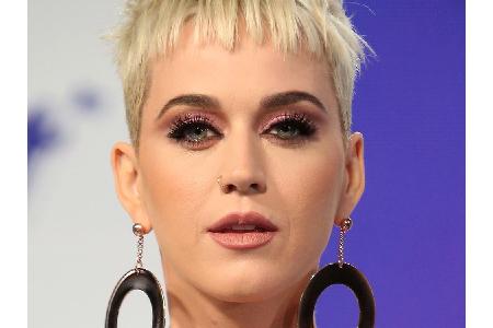 Wie zum Beispiel Katy Perry (33). Die ist immerhin bekannt für ihre Puppenaugen und die XXL-Wimpern. Mit der Marke 
