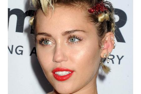 Sie mag es schlichter und hilft lieber mit einzelnen Wimpern, viel Mascara und der Wimpernzange nach: Miley Cyrus (25). Dass...
