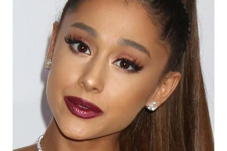 Damit Ariana Grandes (24) unschuldiger Rehaugen-Look noch verstärkt wird, greift die 