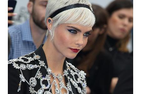 Cara Delevingne greift für den ein oder anderen Red-Carpet-Auftritt ebenfalls gerne einmal in die Trickkiste. Für die perfek...